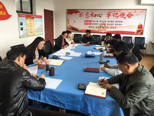 1555561870611932.jpg 党员认真做测试题.jpg