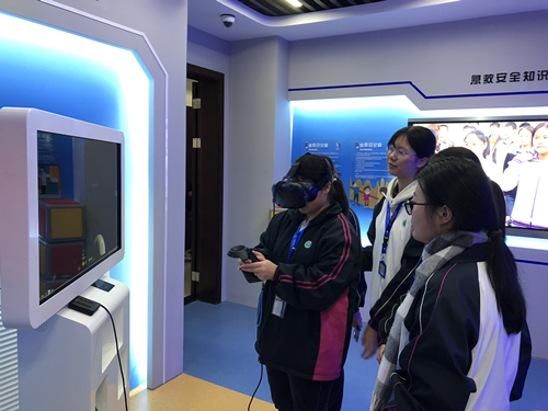 1557365746806482.jpg 戴VR眼睛,感受模拟的火灾现场.jpg