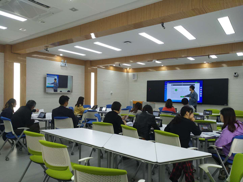 1557377406549751.jpg 学校全体教师学习智慧教室使用方法 (1)_副本.jpg