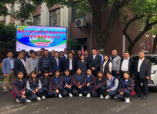 1557383579504743.jpg 楚雄州领导一行与学生留影_副本.jpg