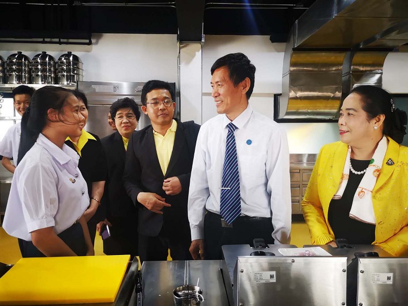 1562135187713658.jpg 淦校长与学生亲切交谈.jpg