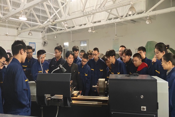 1578027960262098.jpg 学生认识实训设备.jpg